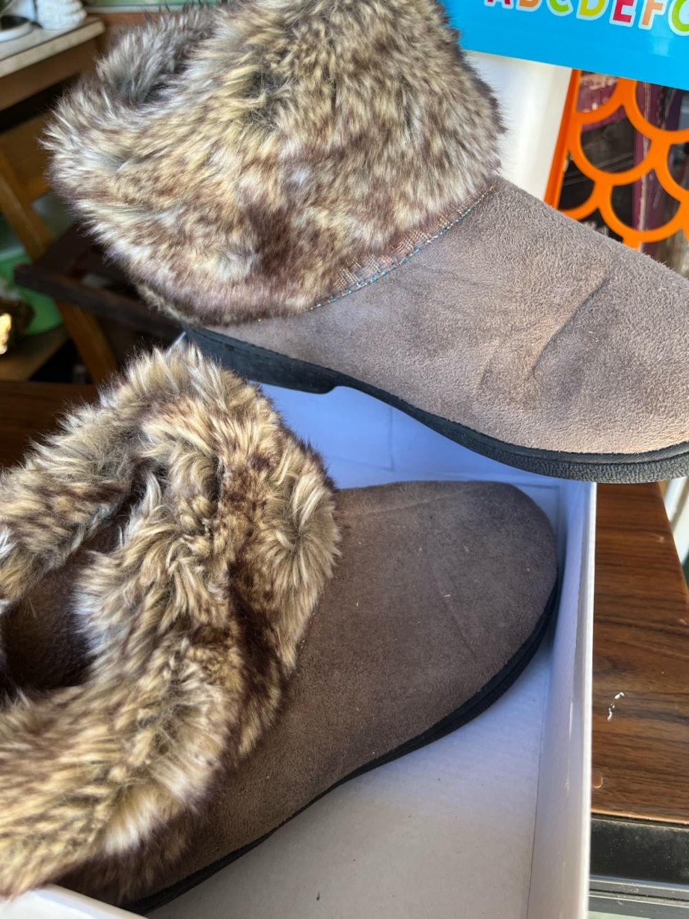 isotoner Women's Faux-Fur Trim Slip-On Slippers - Brown